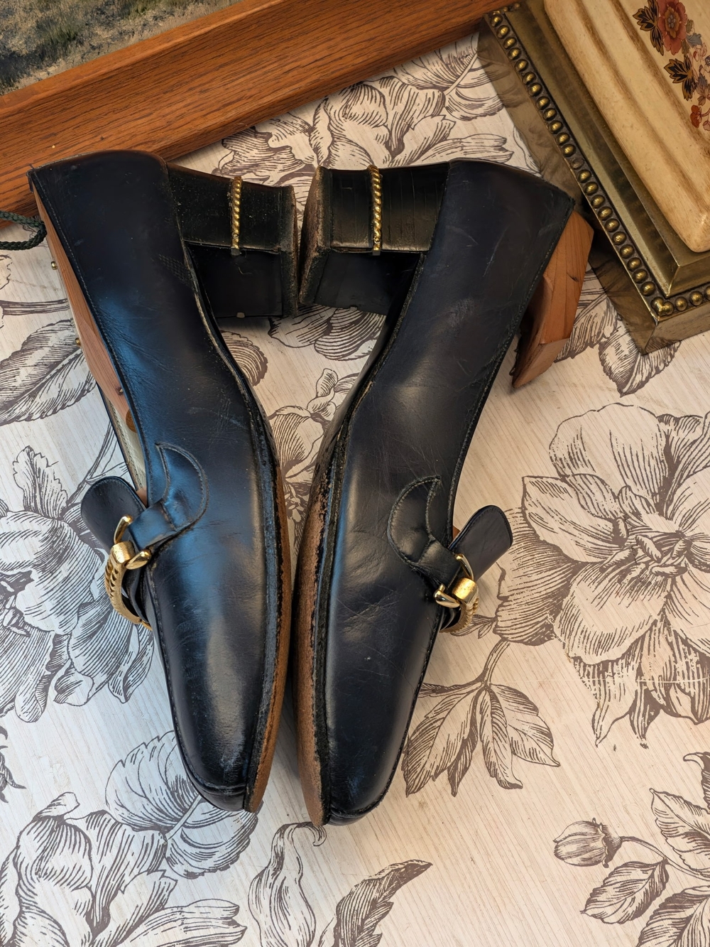 Vintage Gucci Navy Leather Women's Loafers with Gold Chain Trim - Picture 3 of 9